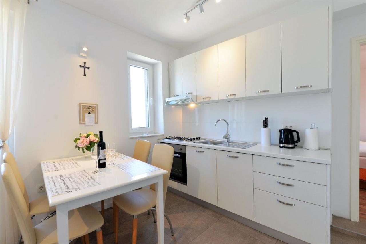 Beach Apartment Vami With Sea View Murter Eksteriør bilde